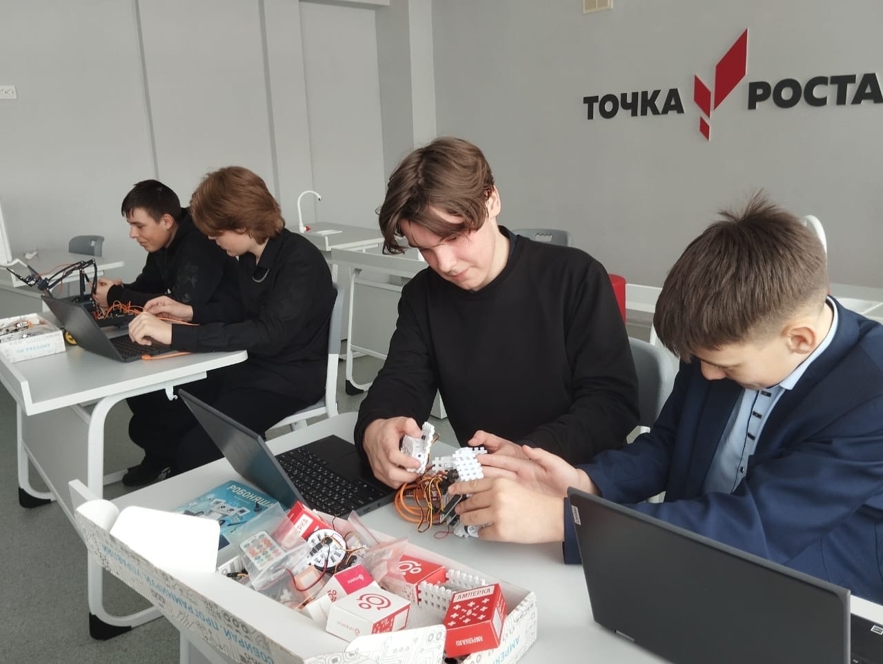 На базе центра «Точка роста» активно проходят дополнительные занятия по робототехнике На базе центра «Точка роста» активно проходят дополнительные занятия по робототехнике.